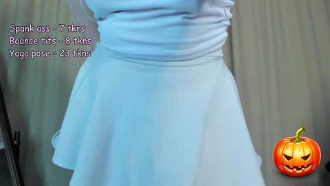 Media: Video of a woman's torso in a light blue dress, showcasing its bounce and yoga pose attributes. Background includes a pumpkin emoji and text describing the dress's specifications.