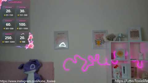 Media: Video of a pink wall with a purple plush toy and a neon pink graffiti-style \"love\" sign, featuring a thermometer with 20\u00b0C, 30\u00b0C, and 40\u00b0C readings.