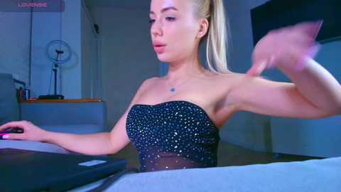 funny_blondi free recording from 2025-12-15 00:19:00