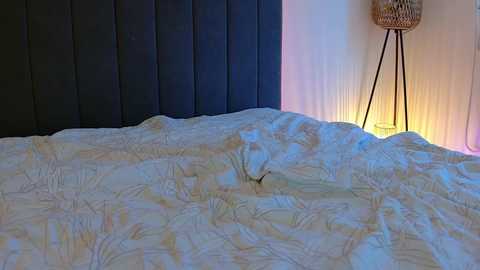 lena___ free recording from 2025-12-15 01:26:00