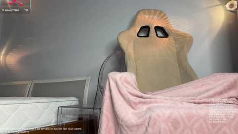 Video of a child's bedroom with a teddy bear head on a pink blanket, a white bed, and a glass of water, with text overlay in Spanish.