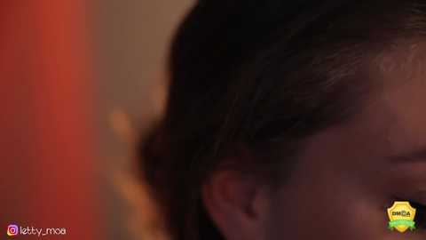 Video of a close-up of a person's head, showing dark hair and a blurred background. Watermark \"litty now\" is present.